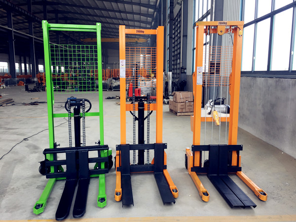 三款手動(dòng)堆高車(chē)對(duì)比，手動(dòng)堆高車(chē)價(jià)格可致電聯(lián)系客服了解--河北東圣吊索具制造有限公司--小型攪拌機(jī)|石材夾具|液壓堆高車(chē)|手動(dòng)叉車(chē)