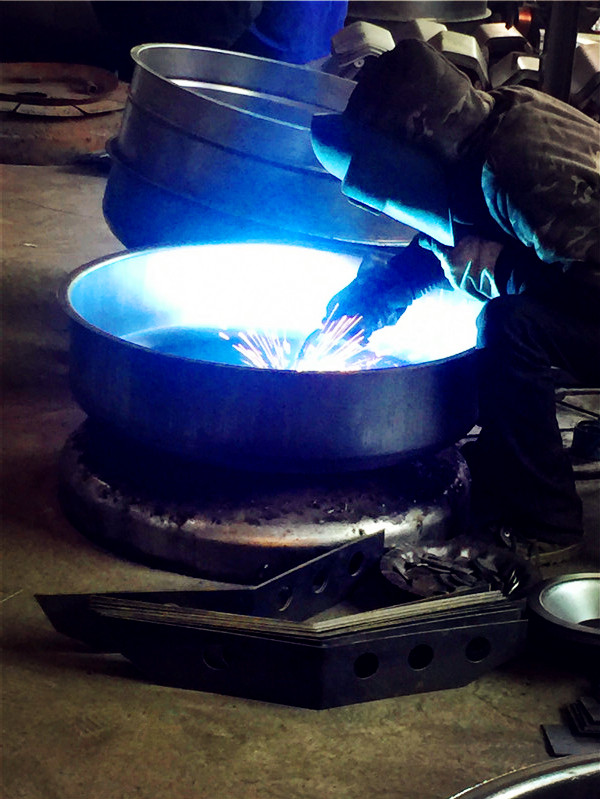 小型攪拌機(jī)內(nèi)部焊接技術(shù),保證無縫焊接--河北東圣吊索具制造有限公司--小型攪拌機(jī)|石材夾具|液壓堆高車|手動叉車
