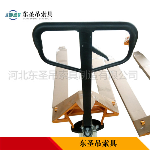 防爆手動(dòng)叉車(chē)產(chǎn)品操作手柄展示圖--河北東圣吊索具制造有限公司--小型攪拌機(jī)|石材夾具|液壓堆高車(chē)|手動(dòng)叉車(chē)