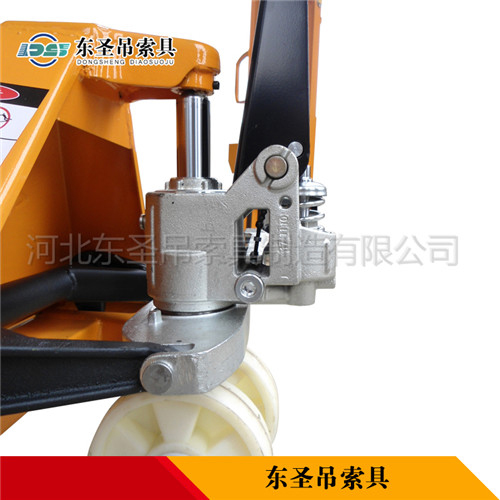 防爆手動(dòng)叉車(chē)產(chǎn)品核心部件液壓缸作業(yè)整機(jī)細(xì)節(jié)展示圖--河北東圣吊索具制造有限公司--小型攪拌機(jī)|石材夾具|液壓堆高車(chē)|手動(dòng)叉車(chē)