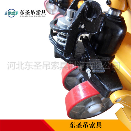 防爆手動(dòng)叉車(chē)產(chǎn)品液壓缸細(xì)節(jié)展示圖--河北東圣吊索具制造有限公司--小型攪拌機(jī)|石材夾具|液壓堆高車(chē)|手動(dòng)叉車(chē)